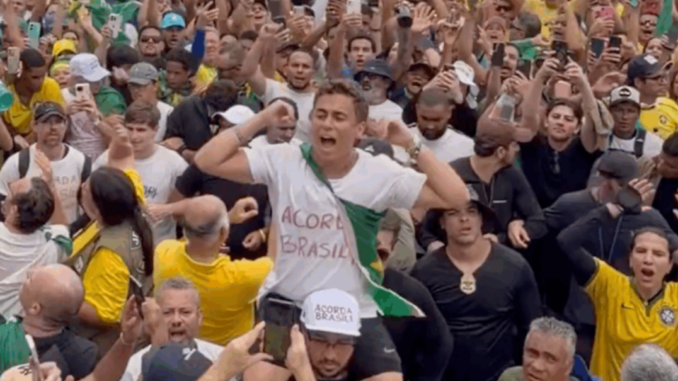 Multidão participa de manifestação em Brasília durante a Caminhada pela Liberdade liderada por Nikolas Ferreira