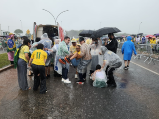 Pessoas recebem atendimento de emergência após raio cair próximo a manifestação em Brasília durante a Caminhada pela Liberdade
