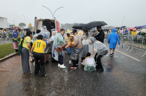 Pessoas recebem atendimento de emergência após raio cair próximo a manifestação em Brasília durante a Caminhada pela Liberdade