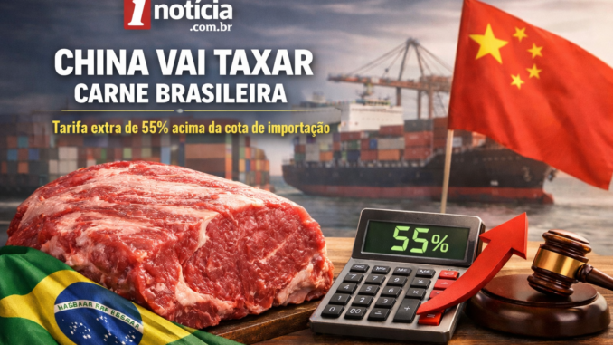Imagem mostra um grande corte de carne bovina sobre uma bandeira do Brasil, ao lado de uma calculadora marcando 55% e um martelo de juiz, com navio cargueiro e bandeira da China ao fundo. Cabeçalho destaca a notícia “China vai taxar carne brasileira”. Imagem jornalística do portal 1Notícia.