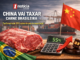 Imagem mostra um grande corte de carne bovina sobre uma bandeira do Brasil, ao lado de uma calculadora marcando 55% e um martelo de juiz, com navio cargueiro e bandeira da China ao fundo. Cabeçalho destaca a notícia “China vai taxar carne brasileira”. Imagem jornalística do portal 1Notícia.