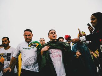 Nikolas Ferreira durante a Caminhada pela Liberdade, em mobilização rumo a Brasília, cercado por apoiadores e imprensa.