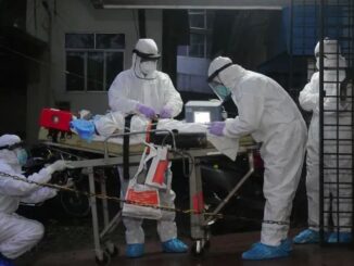 Profissionais de saúde utilizam equipamentos de proteção durante ação de vigilância sanitária após confirmação de novos casos do vírus Nipah na Índia.