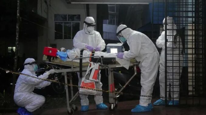 Profissionais de saúde utilizam equipamentos de proteção durante ação de vigilância sanitária após confirmação de novos casos do vírus Nipah na Índia.