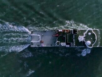 Navio de grande porte visto de cima navegando em mar aberto, usado em análise sobre possível uso militar de embarcações civis em tensões geopolíticas internacionais