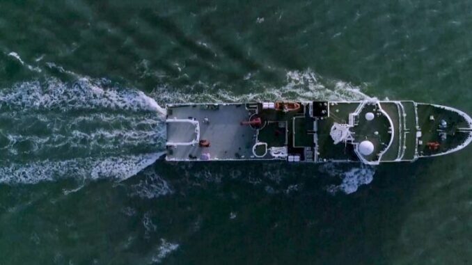 Navio de grande porte visto de cima navegando em mar aberto, usado em análise sobre possível uso militar de embarcações civis em tensões geopolíticas internacionais