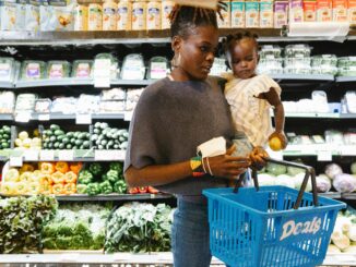 Consumidores fazem compras em supermercado enquanto preços dos alimentos impactam o custo de vida no Brasil