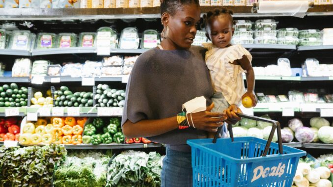 Consumidores fazem compras em supermercado enquanto preços dos alimentos impactam o custo de vida no Brasil