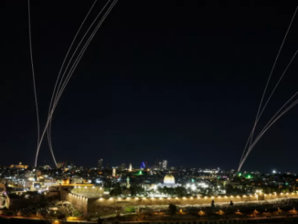 Israel tenta interceptar mísseis lançados do Irã após ataques israelenses e americanos, em Jerusalém, em 1º de março de 2026.