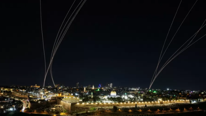Israel tenta interceptar mísseis lançados do Irã após ataques israelenses e americanos, em Jerusalém, em 1º de março de 2026.